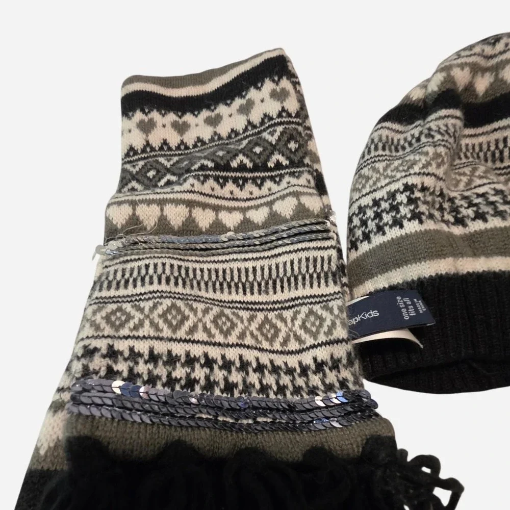 Gap Kids black, white, and gray geometric patterned beanie and scarf set